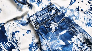 蓝白印花牛仔与布料特写