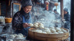 热气腾腾的包子铺忙碌瞬间