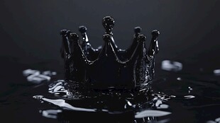 黑皇冠浸于水面的神秘瞬间