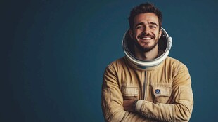 微笑宇航员身着宇航服