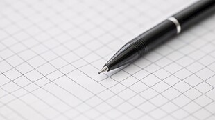 笔尖轻触方格纸