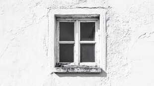 老旧白墙中的古朴窗户