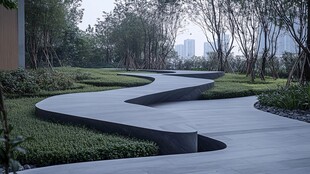 蜿蜒步道旁的绿意景观