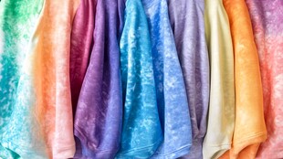 多彩扎染衣物展示