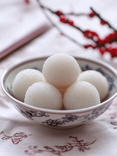 碗中白玉汤圆喜庆氛围浓