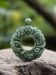 翠绿雕花玉坠 古典雅致