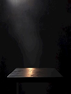 聚光灯下的黑色展示平台