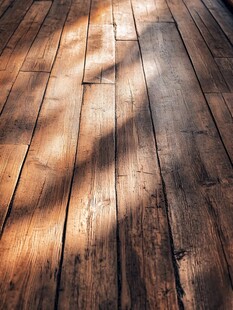 木质地板上的光影斑驳