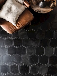 黑色六角瓷砖旁的舒适座椅