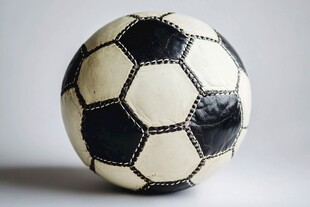 复古黑白足球特写