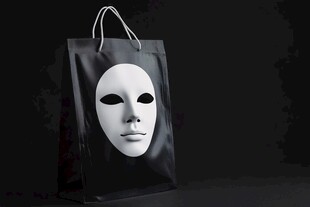 黑色纸袋上的白色面具