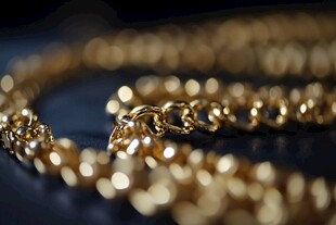 奢华金项链特写