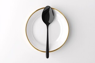 白盘配黑金汤匙静物图