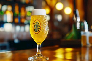 酒吧中的一杯精酿啤酒