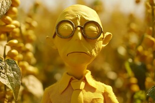 忧伤小黄人置身果实丛中