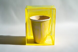 黄色立方体中的纸杯