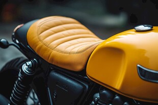 复古摩托的精致座椅与油箱