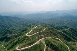山间蜿蜒公路航拍美景