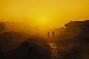 黄昏下漫步的人影与古建筑