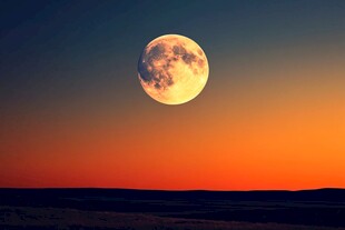 夕阳下的半圆明月