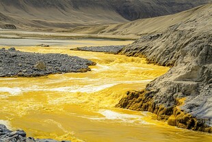 金黄河流淌于荒芜地貌间