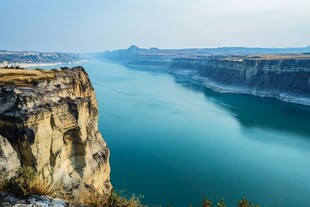 壮丽峡谷中的幽蓝河流