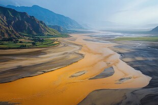 壮丽黄河河谷俯瞰美景