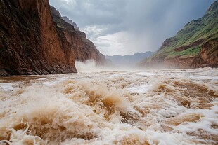 黄河峡谷汹涌澎湃之景