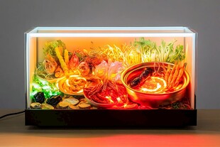 灯光下的丰盛火锅食材