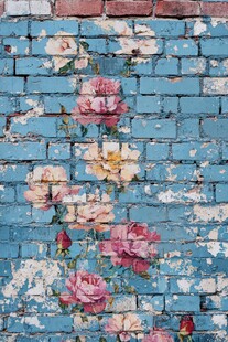 蓝砖墙上的复古花卉图案