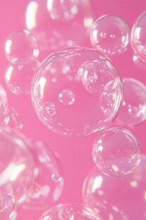 梦幻粉色背景下的透明泡泡