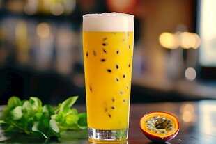 满杯百香果饮品清新诱人