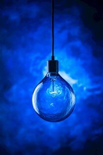 蓝色梦幻悬挂灯泡特写