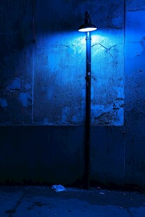 蓝调孤灯下的静谧角落