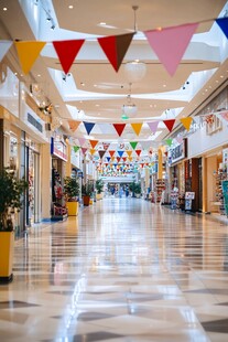 商场内悬挂彩旗的明亮通道