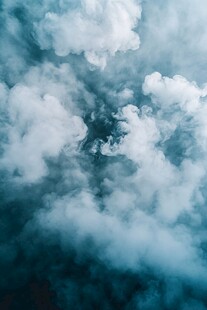 梦幻蓝白云朵天空景象