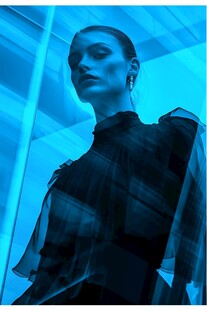 蓝色光影下的时尚模特