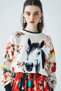 印花上衣搭配多彩裙装