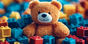 小熊置身多彩积木之中