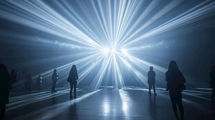 梦幻光影空间中的人群