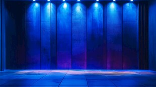 蓝色舞台灯光下的空旷空间