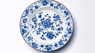 蓝白花卉纹精美瓷盘