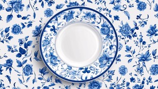 青花瓷盘置于蓝白花卉间