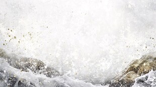 海浪冲击岩石的瞬间