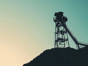 黄昏下的矿山起重机剪影