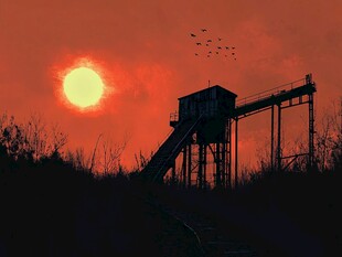 夕阳下的工业设施剪影