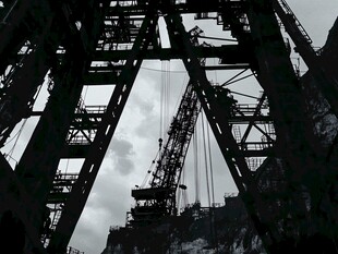 工业机械剪影下的力量感