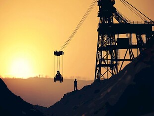 夕阳下的矿山作业场景