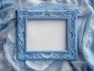 蓝色雕花相框与蕾丝布料