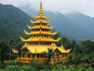 山林中的金色宝塔建筑